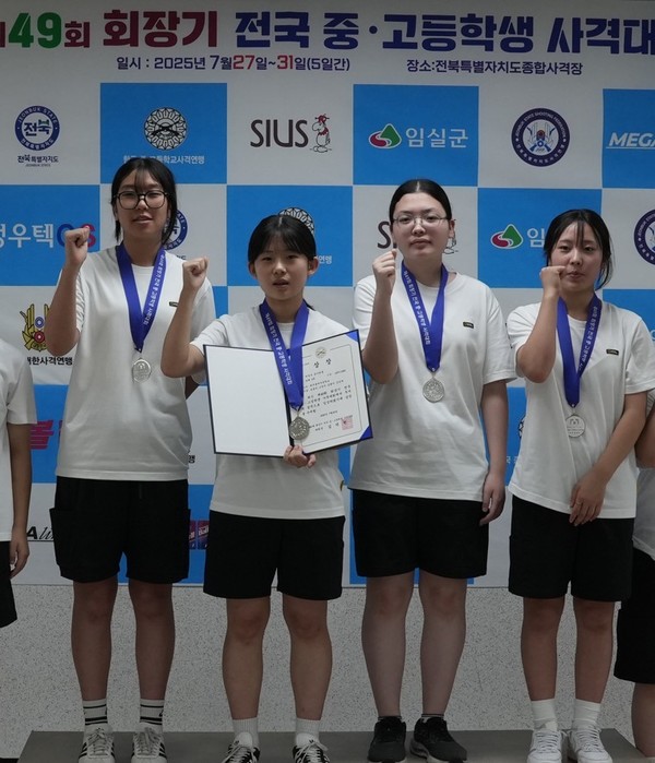 여중부 공기권총 단체전 은메달을 획득한 제주동여중(왼쪽부터 차례대로 손민애, 고한비, 김현지, 송윤미)