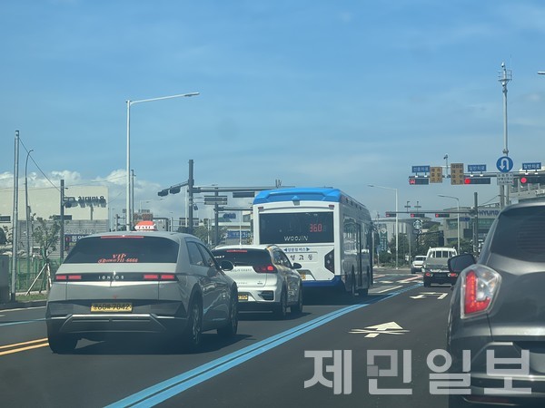 31일 제주시 광양사거리 일대 버스전용차로에 일반차가 진입하는 등 혼선이 이어졌다.전예린 기자