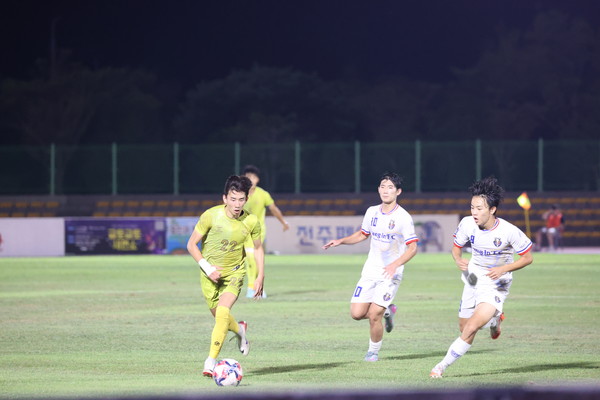 7월 31일 공천포 천연잔디구장에서 열린 제33회 백록기 전국 고등학교 축구대회 준결승전(4강전) 서울중경고-경기용인시축구센터U18덕영 경기 모습. 김은수 기자