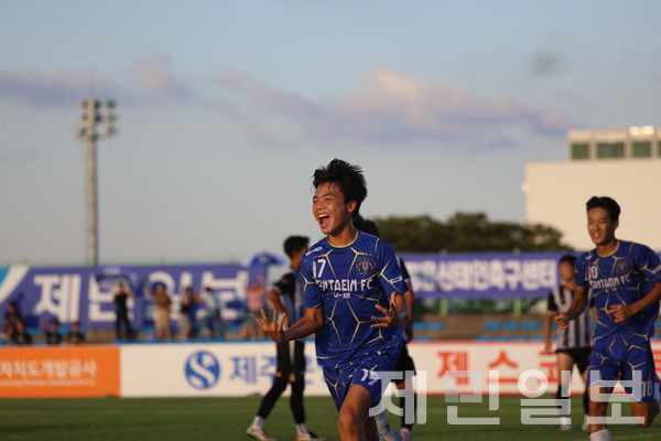 골을 넣고 환호하는 전북정읍신태인축구센터U18 이건호(17번). 김은수 기자