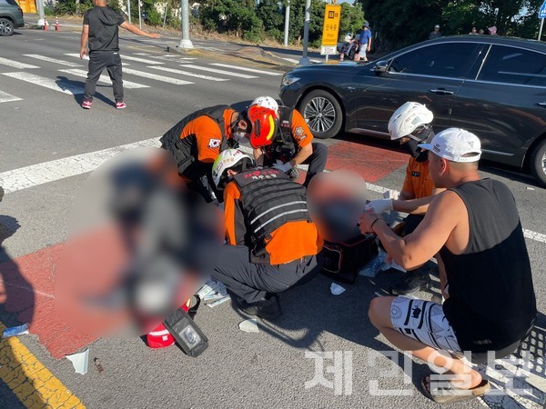 지난 7월 31일 오후 80대 남성이 오토바이를 몰고 가는 중 차량과 충돌해 심정지 상태로 헬기로 병원으로 이송됐지만 결국 숨졌다.(사진-제주소방안전본부)