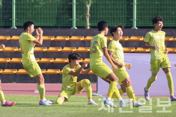 1일 2025 백록기 U17 유스컵 결승에서 패널티킥을 성공한 추건우(왼쪽에서 두 번째)가 세레머니를 하고 있다. 김은수 기자