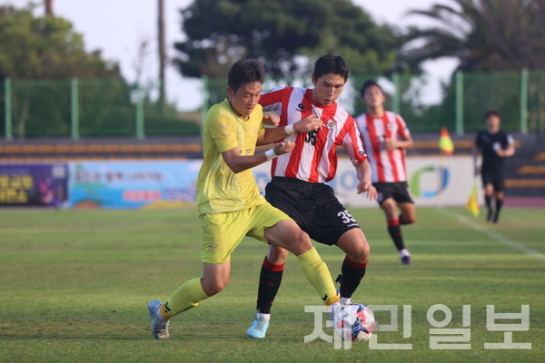 1일 서울중경고-강원강릉중앙고 2025 백록기 U17 유스컵 결승 경기 모습. 김은수 기자