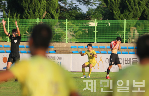 백록기 U17 유스컵 결승 종료 휘슬이 불자 서울중경고 선수들이 기뻐하고 있다. 김은수 기자