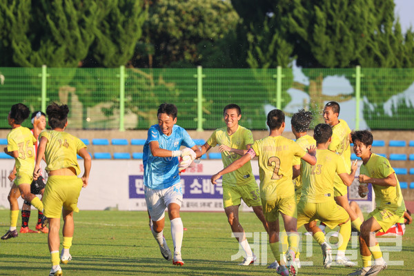 경기를 끝내고 승리한 서울중경고 선수들이 환호하고 있다. 김은수 기자