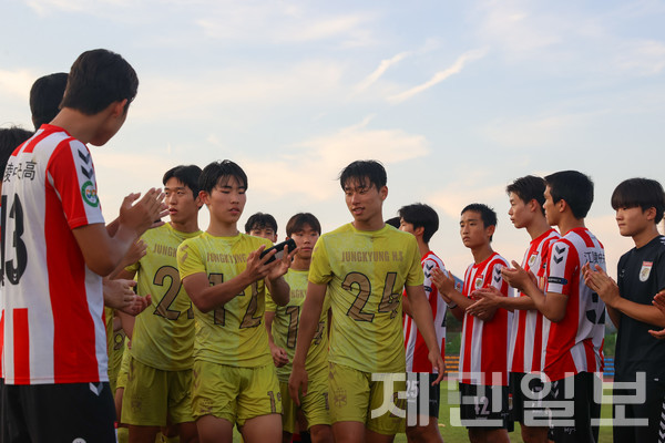 1일 서귀포 공천포구장에서 열린 2025 백록기 고교 U17 유스컵 시상식에서 강원강릉증앙고 선수들이 터널을 만들어 우승을 차지한 서울중경고 선수들을 축하하고 있다. 김은수 기자