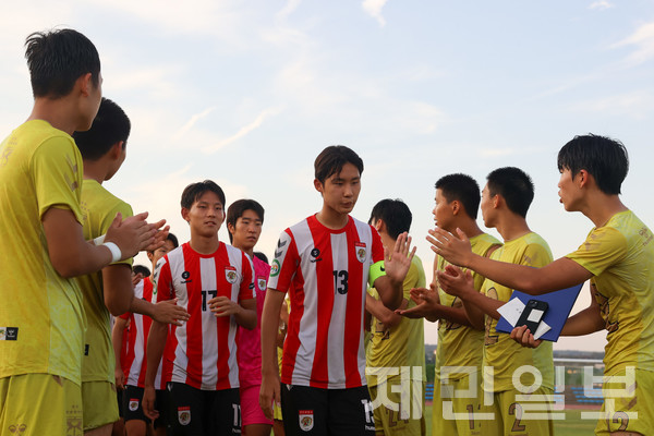  2025 백록기 고교 U17 유스컵 시상식에서 우승한 서울중경고 선수들이 준우승한 강원강릉중앙고 선수들을 격려하고 있다. 김은수 기자