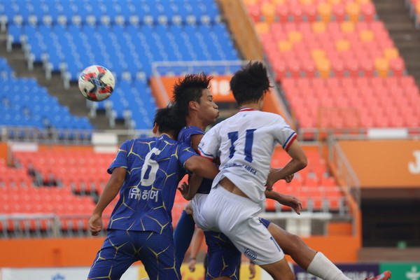 3일 열린 제33회 백록기 전국 고등학교 축구대회 결승전 전북정읍신태인축구센터U18-경기용인시축구센터U18덕영 경기 모습. 김은수 기자