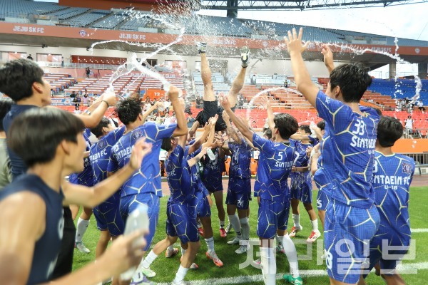 제33회 백록기 전국고교축구대회에서 우승한 전북정읍신태인축구센터U18 선수들이 이문희 감독에게 헹가래를 쳐줬다. 김봉철 기자