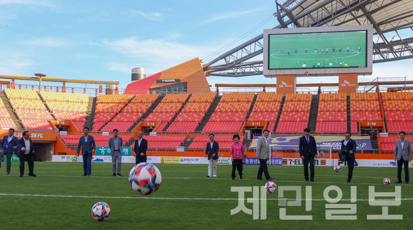 2일 제주월드컵경기장에서 열린 백록기 결승전에 앞서 김애숙 정무부지사와 이상봉 제주도의회 의장, 김광수 도교육감, 김현태 대한축구협회 대회위원장, 윤일 제주도축구협회장, 오홍식 제민일보 대표이사 사장 등이 시축을 하고 있다.