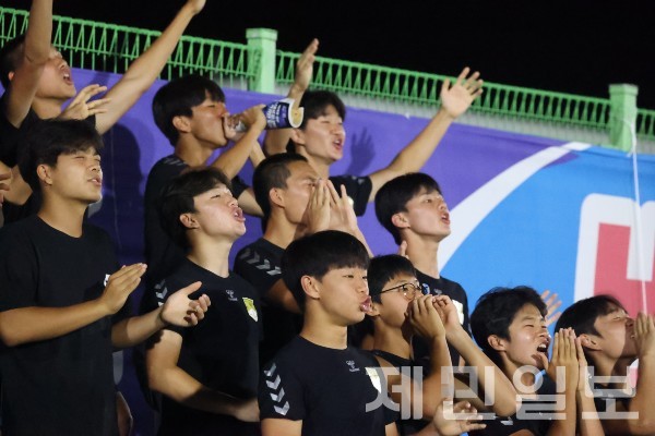 백록기 본대회 서울중경고-경기용인시축구센터U18 덕영 준결승전에서 서울중경고 후배들이 선수들을 응원하고 있다.