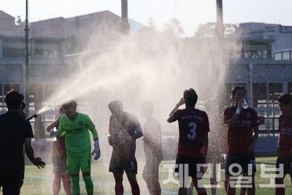 경기 쿨링브레이크 타임에 출전 선수들이 물을 맞으며 더위를 식히고 있다.