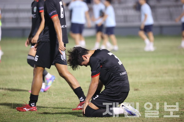  세종미래FCU18 선수가 경기용인시축구센터U18과의 8강전에서 아쉽게 패하며 경기 종료 후 한동안 일어서지 못한 채 그라운드에 머물고 있다.