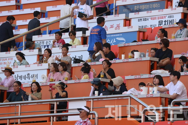  2일 제주월드컵경기장에서 열린 결승전을 선수 가족과 동료, 도민, 관광객 등이 관중석에서 지켜보고 있다.