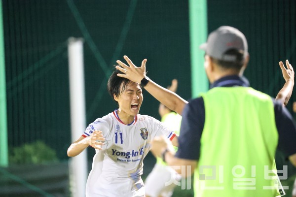 용인시축구센터U18덕영 선수가 역전골 이후 벤치로 달려가 코치진과 기뻐하고 있다.