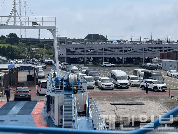 차량 반입 제한이 완화된 지난 1일 성산항에는 렌터카들이 우도행 도항선에 선적되고 있다.전예린 기자 