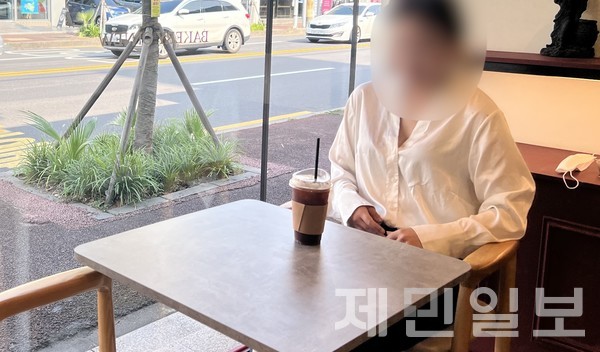 정부가 자원재활용법을 지난 2018년부터 개정해 시행 중인 가운데, 일부 매장에서 규정이 제대로 지켜지지 않으면서 대책 마련의 목소리가 커지고 있다.전예린 기자 