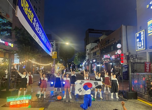 [사진 설명]지난달 27일 서귀포 이중섭 거리 일원에서 개최된 원도심 문화페스티벌 행사에서 '곱을樂' 뮤지컬단이 '광복 80주년'을 기념하는 플래시몹을 펼치고 있다. 