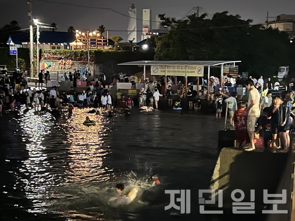 9일 오후 제주시 삼양동 샛도리물은 수영복과 반팔, 반바지 차림의 시민들로 북적였다.전예린 기자 