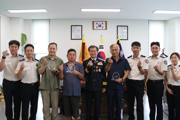 파도에 휩쓸린 여성을 구하기 위해 주저 없이 바다로 뛰어들어가 인명구조와 심폐소생술로 소중한 생명을 살린 시민들을 대상으로 서귀포소방서 유공 표창장이 수여됐다. 