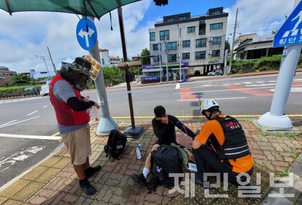 서귀포시 안덕면 감산리 소재 올레길 9코스를 걷던 20대 관광객이 폭염에 쓰러져 인근 병원으로 이송됐다(사진-제주소방안전본부)