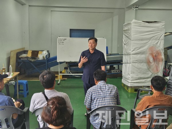 강만희 비가림 온주 명인이 지난 8월 7일 지역 농가를 대상으로 고품질 감귤 생산 재배법에 대해 교육하고 있다.