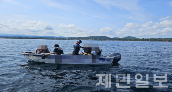 지난 17일 서귀포시 남원읍 신흥포구 인근 해상에서 미등록 동력수상레저기구를 운항한 40대 남성 B씨가 해경에 적발됐다.(사진-서귀포해양경찰서)