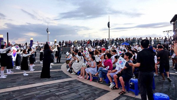 지난 15일 서귀포 새연교에서 열린 광복 80주년 기념 '금토금토 새연쇼'에서 뮤지컬 단원들과 관객들이 태극기를 흔들며 광복의 의미를 되새기고 있다.