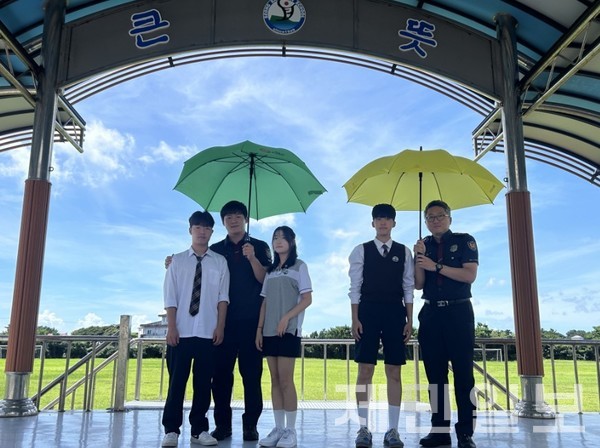 제주자치경찰단은 '함께 쓰는 양심 우산' 500개를 도내 고등학교에 배포할 예정이다.