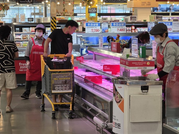 대전시의 한 대형마트에서 선진의 동물복지 인증 브랜드 ‘바른농장’이 판매되고 있다. 고기욱 기자