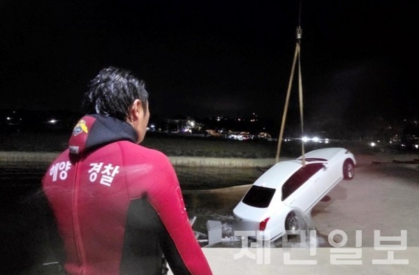 수상오토바이를 차량에 연결된 트레일러에 싣다가 승용차가 바다에 빠지는 사고가 발생했다.(사진-서귀포해양경찰서)