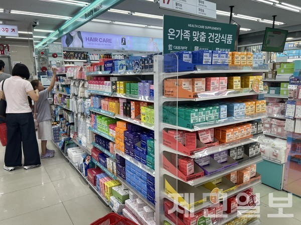 23일 제주시 연동의 한 다이소 매장에 건강기능식품 매대가 설치됐다.전예린 기자 