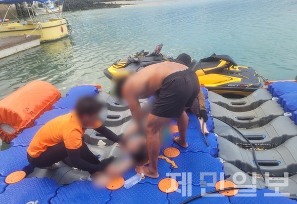 24일 오후 제주시 조천읍 일대 해안가에서 물에 빠진 2명이 병원으로 이송됐다.(사진=제주해양경찰서)
