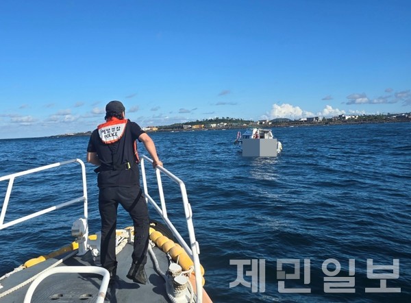 해경이 엔진 고장으로 표류 중인 모터보트 A호의 승선원들을 구조하기 위해 현장으로 접근하고 있다.(사진-서귀포해경)