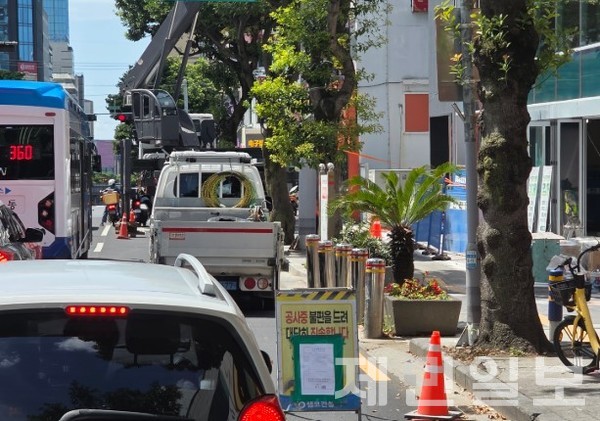 제주지역 도심 도로 공사가 차량 통행량이 많은 낮 시간대 집중되면서 시민들의 불편이 이어지고 있다.