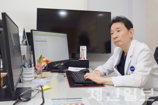 김성주 과장은 가톨릭대학교 의과대학 학사, 의과대학원 석사, 일본 도호대학교 의과대학원 박사를 마쳤으며, 삼성서울병원 교수, 삼성서울병원 장기이식센터장을 거쳐 2023년부터 제주한라병원 외과 과장, 장기이식센터장, 기획조정실장으로 재직하고 있다.전예린 기자 