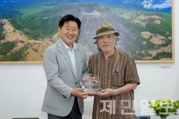 28일 감사패를 받은 현기영 작가(사진 오른쪽)