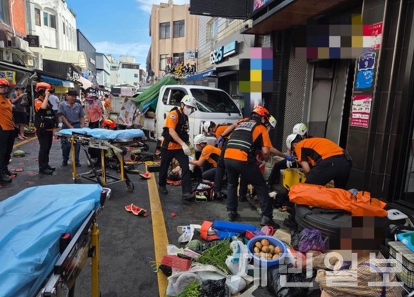 28일, 서귀포매일올레시장에서 1t 트럭이 노점으로  돌진해 여성 2명이 병원으로 이송됐다