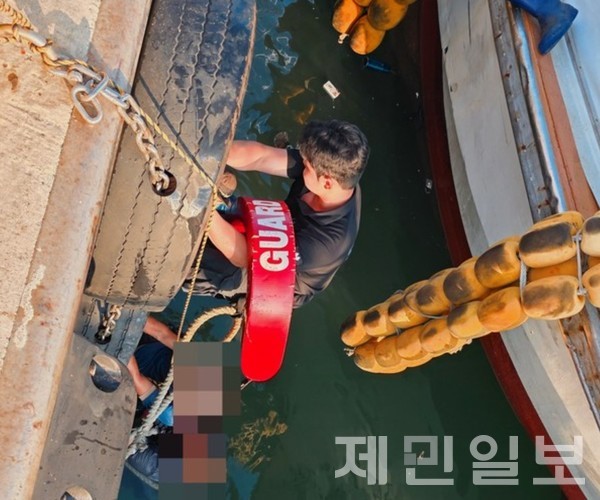 지난 8월 30일 해경이 성산항 해상에 추락한 70대 남성을 구조하고 있다.(사진-서귀포해양경찰서)