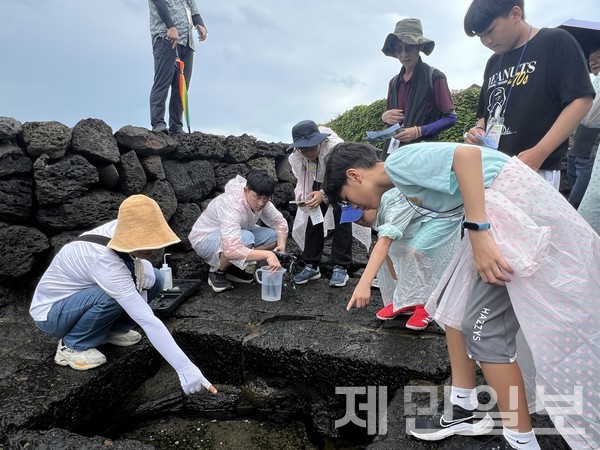 31일 제주시 조천읍 생태관광자원센터에서 도내 초등학생 30여명을 대상으로 한 용천수 현장 탐구 교실이 진행됐다.전예린 기자 