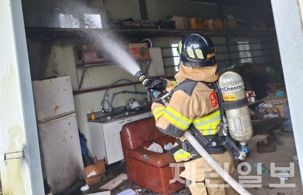 소방 당국이 지난 8월 31일 서귀포시 안덕면에서 잇따른 낙뢰로 화재가 발생한 과수원 창고에서 진화 작업을 벌이고 있다.(사진-제주소방안전본부)