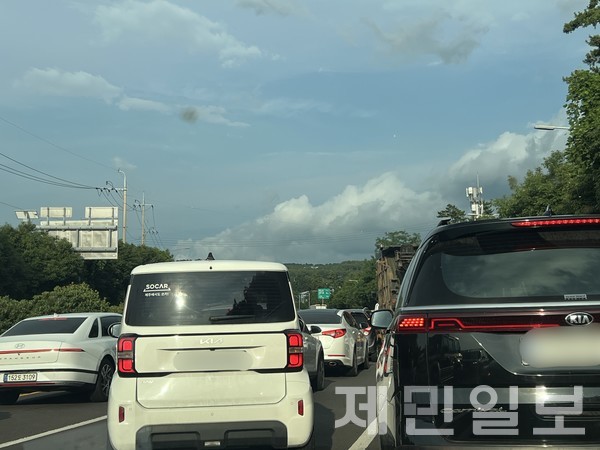 가을 행락철 제주에서 교통사고가 끊이지 않으면서 운전자들의 교통안전 의식 향상 등이 요구되고 있다.전예린 기자 