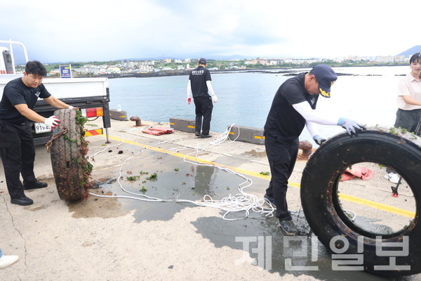 수거된 폐타이어와 각종 쓰레기들이 분리되고 있다.전예린 기자 