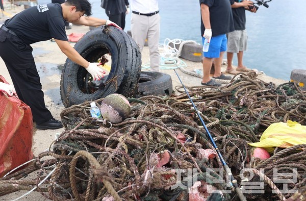 8일 수중 해안 정화 활동을 통해 해양 쓰레기 5t이 수거됐다.전예린 기자 