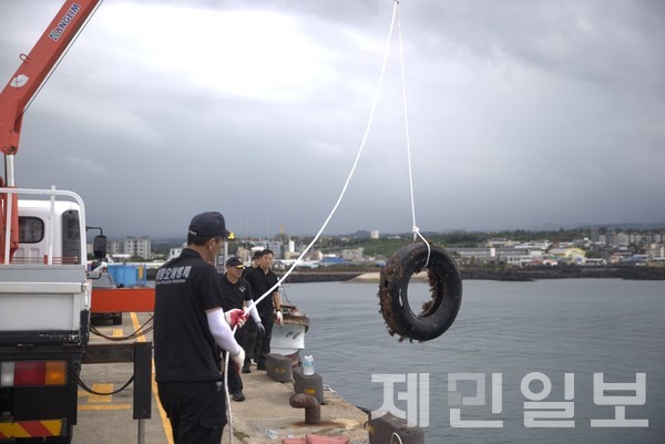 수중 정화 활동에 참여한 해녀와 해경은 폐타이어·닻 등 해양쓰레기 5t을 수거했다.전예린 기자 