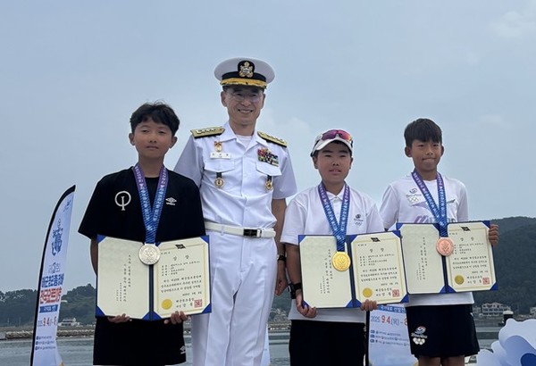 해군참모총장배 전국요트대회에서 동메달을 차지한 김현솔(백록초6, 맨 오른쪽)이 선수들과 기념촬영을 하고 있다.