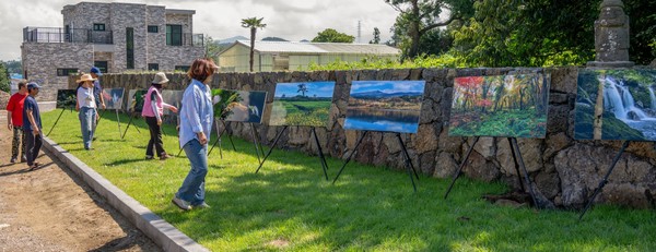주민들이 사진전을 관람하고 있다.