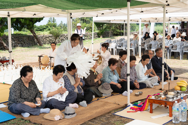 지난해 위령굿 봉행 모습.