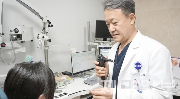 박영학 이비인후과 과장은 가톨릭대학교 의과대학 학사, 대학원 석·박사를 마치고 가톨릭대학교 여의도성모병원 교수, 미국 Northwestern University 교환교수, 대한후두음성언어의학회 회장 등을 거쳐 2025년부터 제주한라병원 이비인후과 과장, 음성센터 센터장으로 근무하고 있다. 전예린 기자 