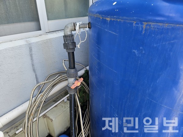 마을회 상가 건물 뒷편에 있는 물탱크에 연결된 수돗물 절도 도수관